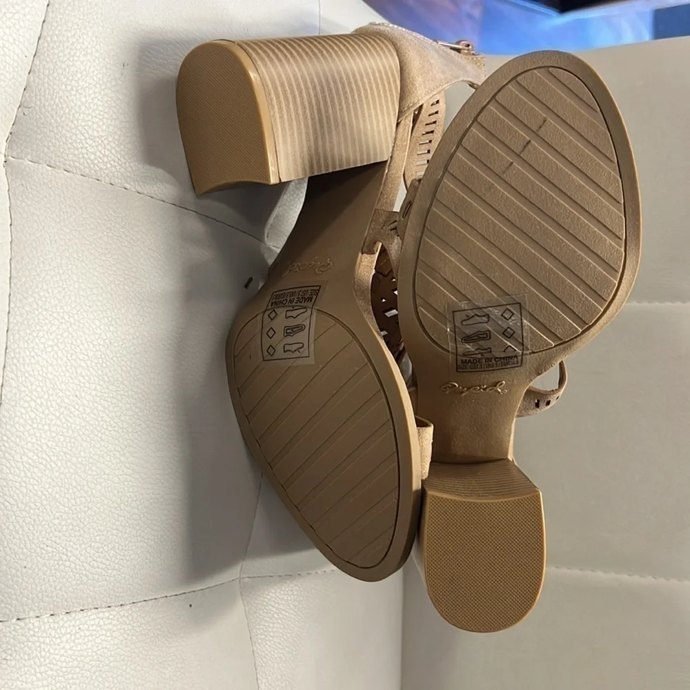 QUPID size 7 1/2 heel with zippered back Perfect for dressing up a summer outfit
